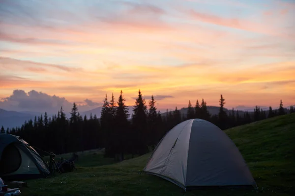 Tienda de campaña en un camping en las montañas — Foto de Stock