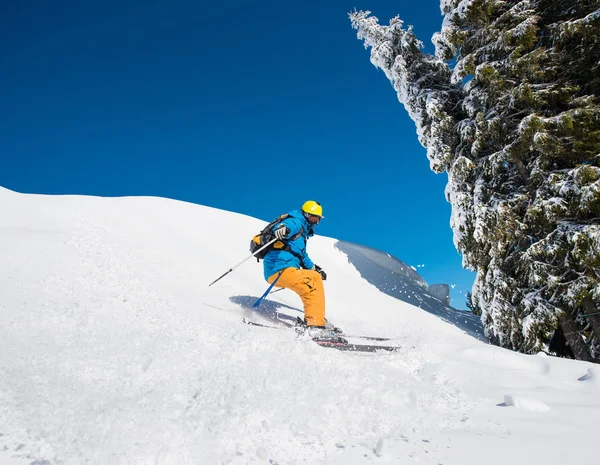 Σκιέρ Freeride σκι στα βουνά — Φωτογραφία Αρχείου