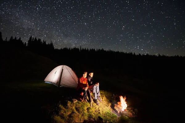 Casal de turistas à noite acampar — Fotografia de Stock