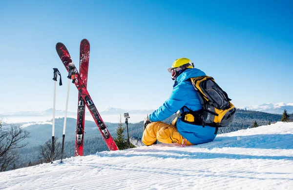 Skifahrer auf dem Gipfel des Berges — Stockfoto