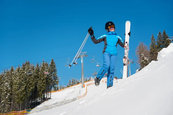 Kvinna skidåkare att ha kul på sluttningen på ski resort — Stockfoto