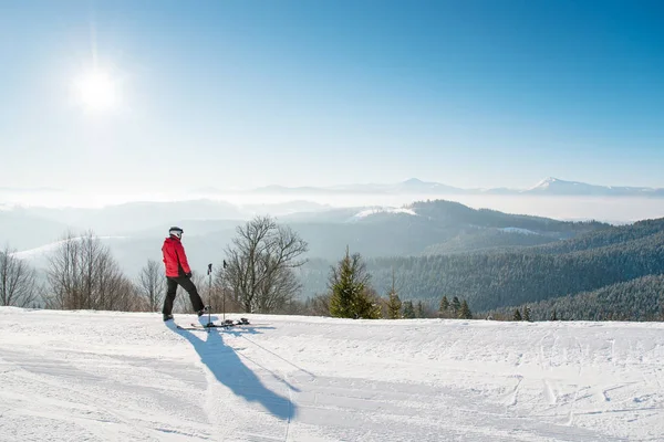 Mannelijke skiër rust na de rit — Stockfoto