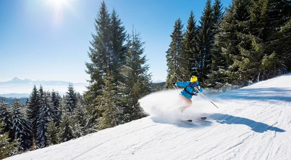 Esquiador montando cuesta abajo en las montañas —  Fotos de Stock