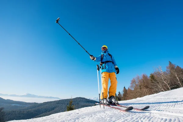 Selfie を取って男性スキーヤー — ストック写真