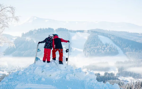 Snowboardisty na vrcholu hory — Stock fotografie