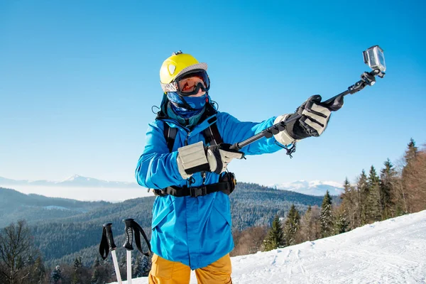 Mężczyzna narciarz biorąc selfie — Zdjęcie stockowe