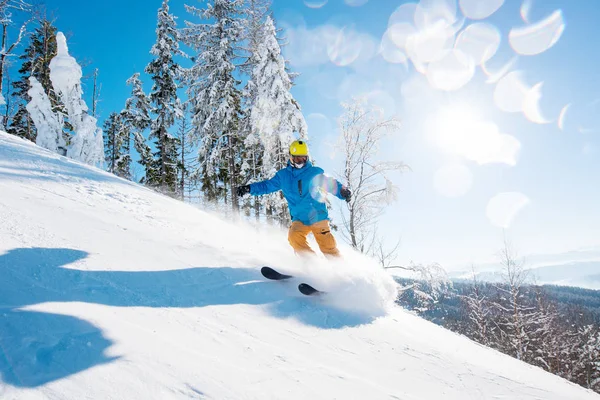 Männliche Freerider beim Skifahren in den Bergen — Stockfoto