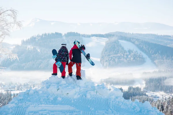 Snowboarder auf einem Berg — Stockfoto