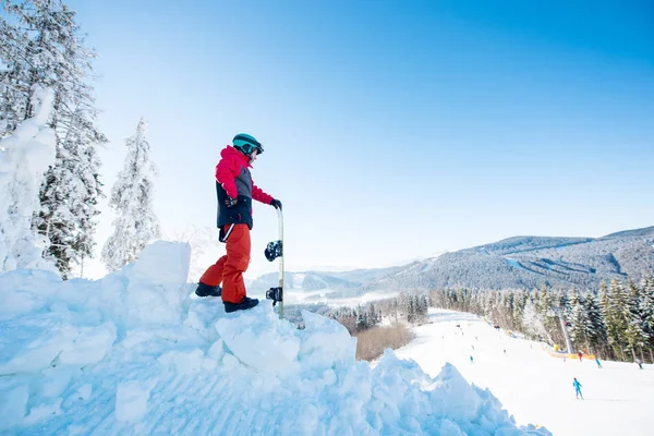 Snowboarder στέκεται πάνω σε μια πλαγιά — Φωτογραφία Αρχείου