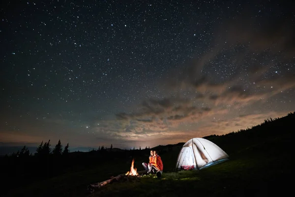 Couple de touristes la nuit camping — Photo