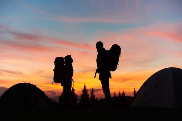 Caminhadas de casal nas montanhas juntos — Fotografia de Stock