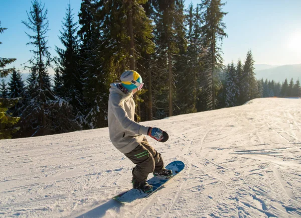 Snowboarder feminino curtindo esqui — Fotografia de Stock