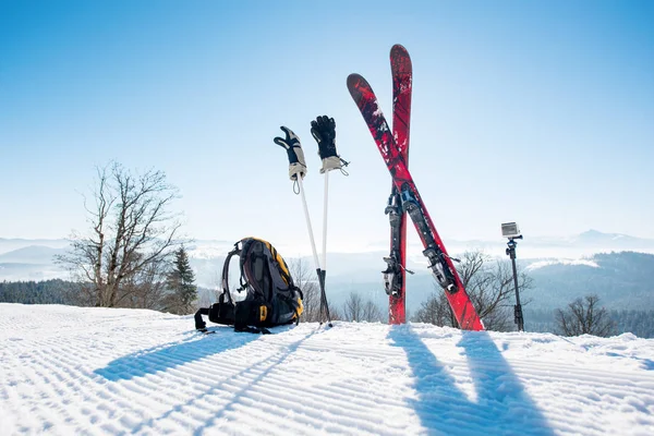 Εξοπλισμό σκι πάνω στην πίστα σκι — Φωτογραφία Αρχείου