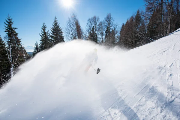Homem esquiando na neve fresca em pó — Fotografia de Stock