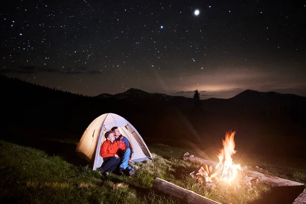 Casal de turistas à noite acampar — Fotografia de Stock