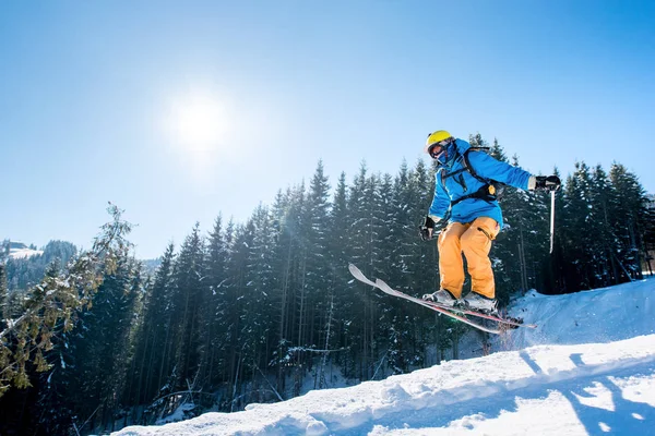 Profesyonel kayakçı havada atlama 