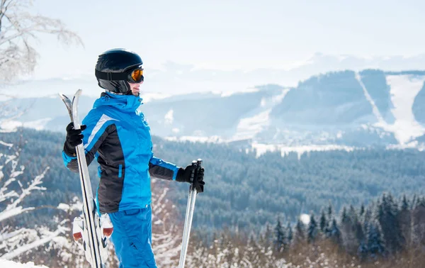 Sciatore godendo paesaggi mozzafiato in inverno — Foto Stock