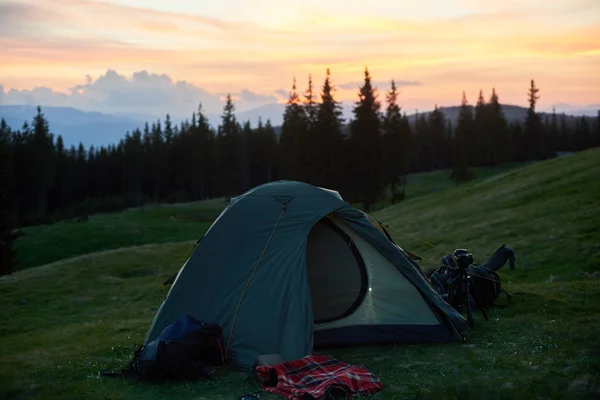 Tenda em um local de acampamento nas montanhas — Fotografia de Stock