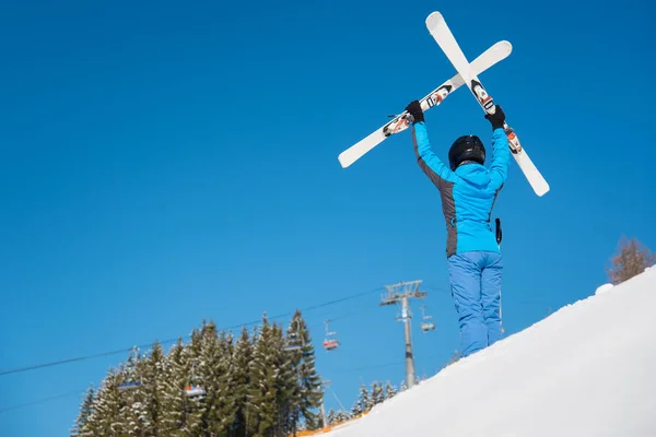 女性スキーヤーの斜面にポーズ — ストック写真