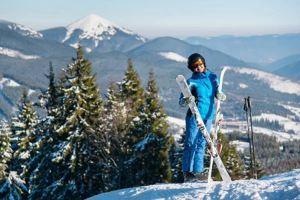 kadın kayakçı giyen Kayak Ekipmanları 