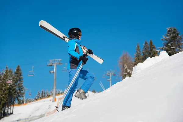 Vrouw skiër lopen op de helling — Stockfoto