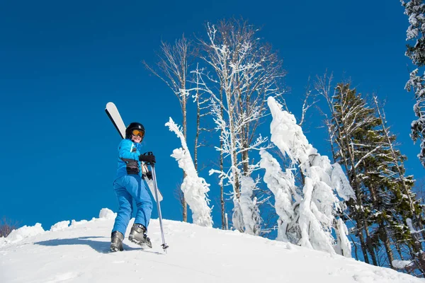 onun kayaklar taşıyan kadın kayakçı 