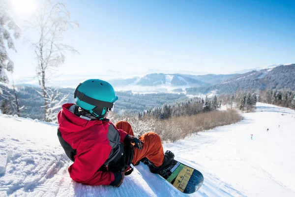 karlı yamaçta yalan adam snowboarder