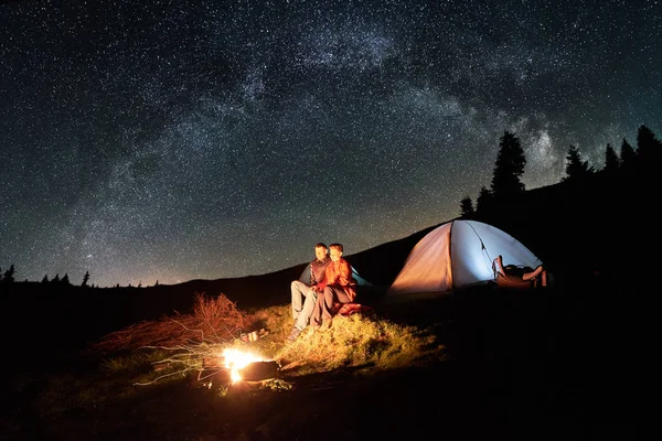 Par av turister på natten camping — Stockfoto