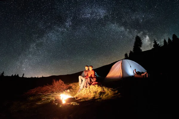 Un par de turistas acampando por la noche — Foto de Stock