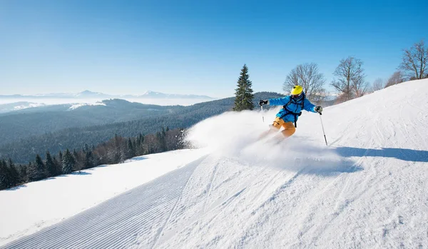 Sciatore in sella al pendio — Foto Stock