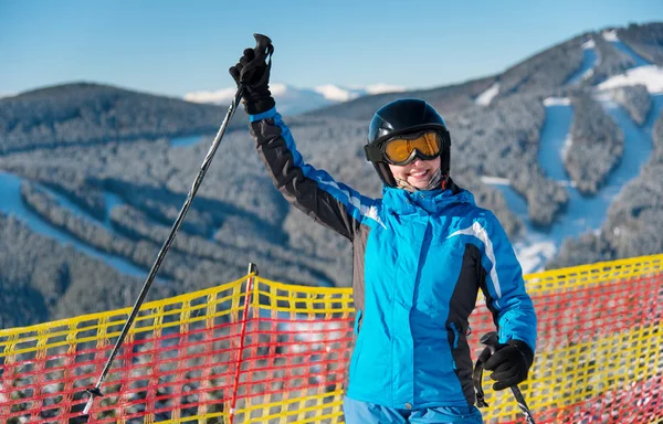 Glimlachend meisje genieten van wintersport vakantie — Stockfoto