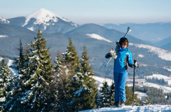 站在一座山与滑雪板滑雪 — 图库照片