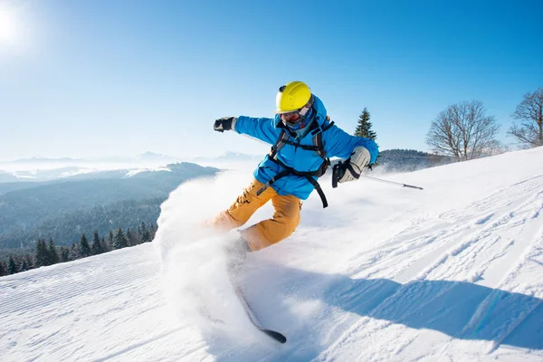 Skifahrer auf der Piste — Stockfoto