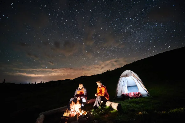 Casal de turistas à noite acampar — Fotografia de Stock