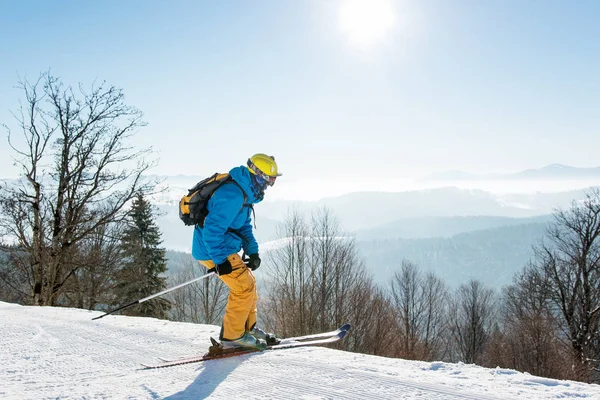 Profi-Skifahrer genießen das Skifahren — Stockfoto