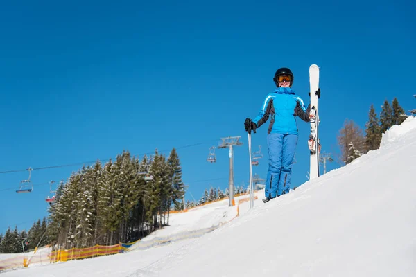 彼女の側に立って女性スキーヤー スキー斜面 — ストック写真