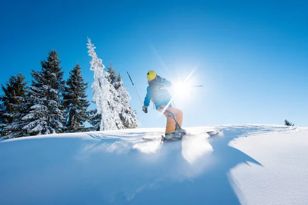 Freeride skiër rijden naar beneden de helling — Stockfoto
