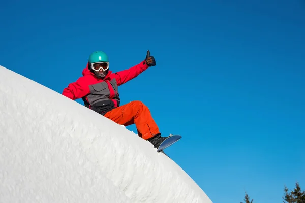 Snowboarder feliz sentado na neve — Fotografia de Stock