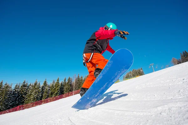 Snowboardista skákání ve vzduchu — Stock fotografie