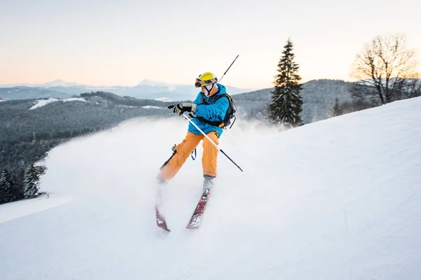 Skifahrer fährt auf Neuschnee — Stockfoto