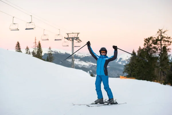 Menina desfrutando férias de esqui — Fotografia de Stock