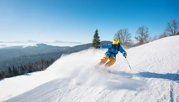 Sciatore in sella al pendio — Foto Stock