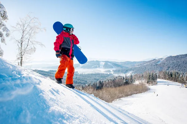 Erkek snowboard karlı yamaçta ayakta 