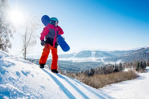 Snowboarder στέκεται στην κορυφή του βουνού — Φωτογραφία Αρχείου