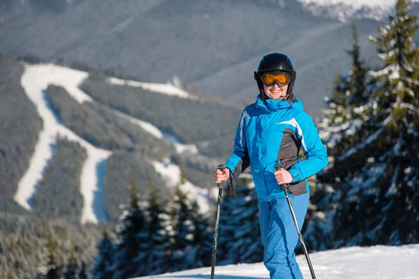 Skirennläuferin lächelt in die Kamera — Stockfoto