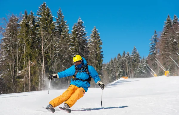 Narciarz, jazda w dół w ośrodku winter — Zdjęcie stockowe