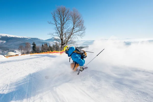 Esquiador descendo a encosta — Fotografia de Stock