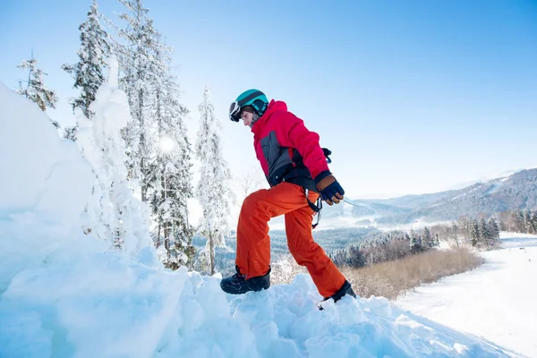 Snowboarder caminhando nas montanhas de inverno — Fotografia de Stock