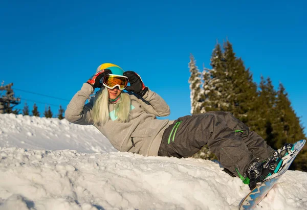 Snowboarder couché sur le sommet de la pente — Photo