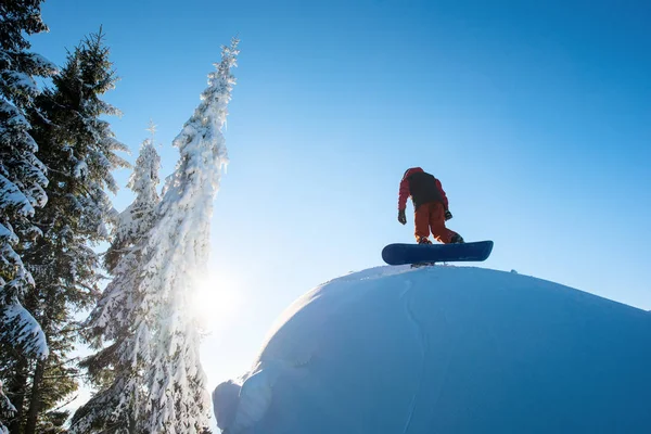 Freerider snowboarder Ανεβαίνοντας την πλαγιά — Φωτογραφία Αρχείου